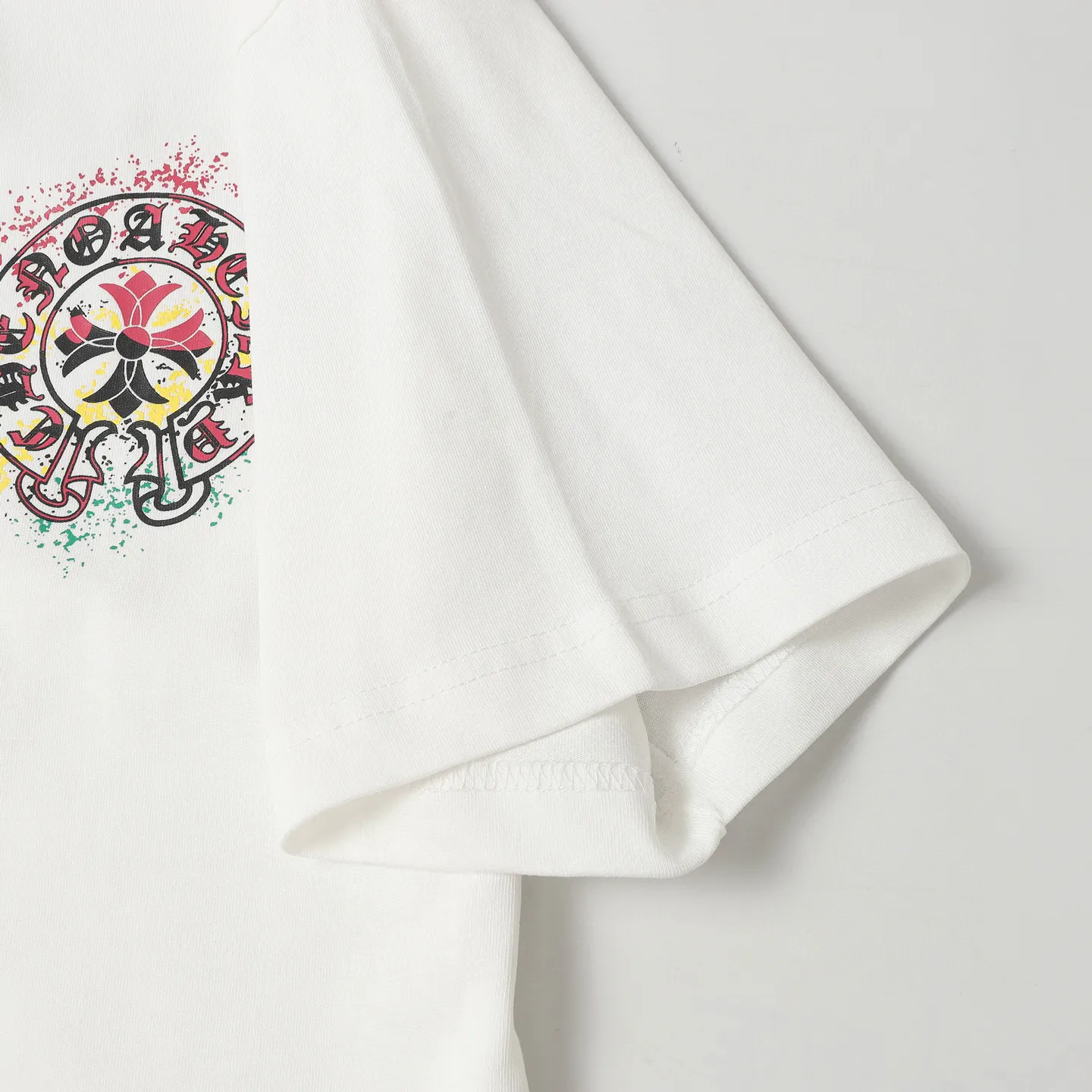 🅿️170 CHROME HEARTS/Chrome Heart CH spray-printed short-sleeved T-shirt The fabric is made of 280g heavy combed cotton, customized with 32 count 1*1 threads, and washed twice for ready-to-wear. The fabric is comfortable and skin-friendly without any strange feeling. Custom-dyed fabric, with high textile density, good drape, and not easy to deform. The thick texture and tight spinning process will not affect the breathability of the fabric. The color saturation is very high. Imported digital direct-injection printing technology. A versatile and good-looking short-sleeve. The loose version covers the flesh and makes you look slimmer. It is the same style for men and women. It has three complete standards. Color: Black-White Size: XS-L
